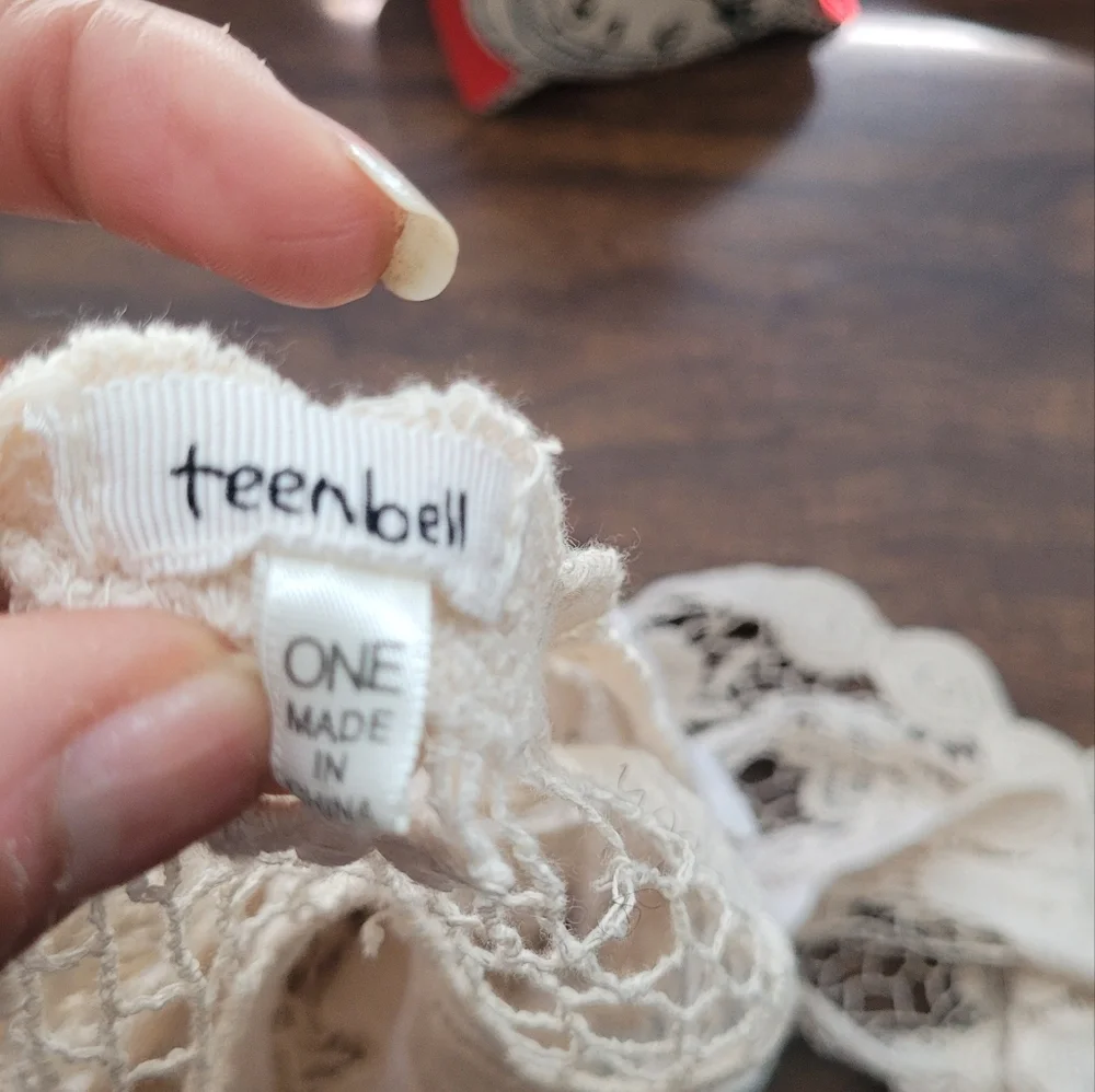 Cream Lace Crochet Shrug One Size - Picture 5 of 9